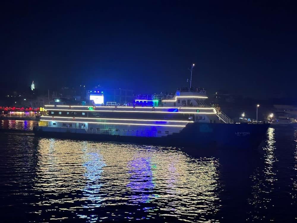 Cruise boat sailing on the Mandovi river